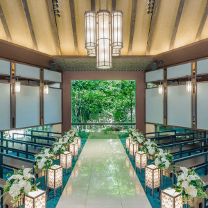 緑と木のぬくもりに包まれたチャペル|アカガネリゾート京都東山（AKAGANE RESORT KYOTO HIGASHIYAMA）の写真(16892150)