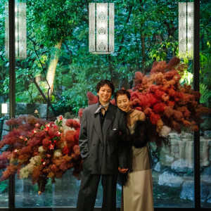 【HISUI】最高5m超の天井高と、劇場のスクリーンのように大きな窓の外に広がる緑が圧巻。|アカガネリゾート京都東山（AKAGANE RESORT KYOTO HIGASHIYAMA）の写真(54917337)