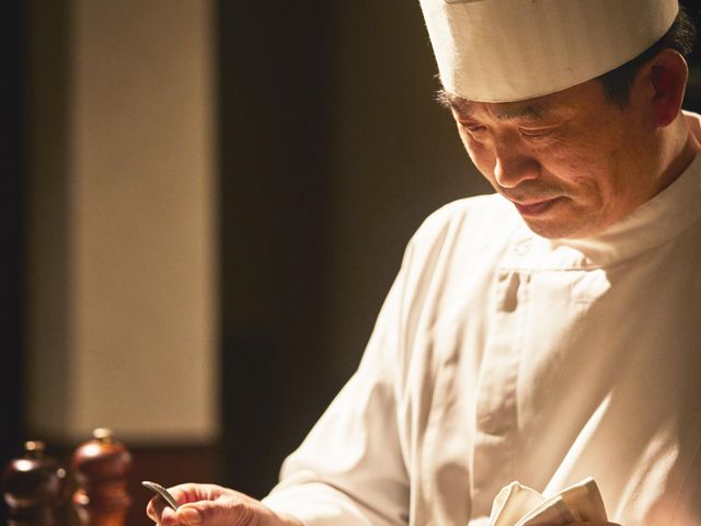 シェフが目の前で料理演出！