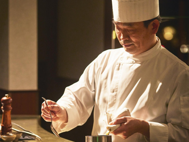 シェフが目の前で料理演出！