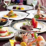 婚礼料理は、和洋折衷料理が中心です。厳選した新鮮な食材を使用し、若い方からご年配の方までお喜びいただけるメニューです。勿論、和食会席、フルコースのお料理も提供できます。