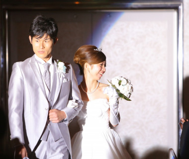 挙式を終えた新郎新婦様。
新婦様はベールを外したスタイルで入場です。