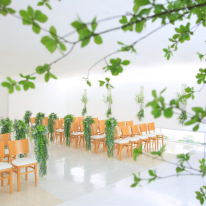 まるで大自然の中、森の中、ガーデンで、そんな印象の緑のチャペル♡マイナスイオンを感じるほどさわやかな空間です♡|グランシア須賀川の写真(1994969)