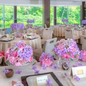 カラーコーディネート次第でどんな雰囲気にも変わるパーティー会場。大きな窓から見える景色もとっても素敵です！ ♡グランシア須賀川♡|グランシア須賀川の写真(744849)