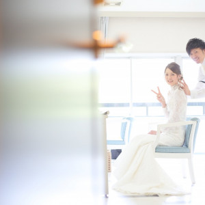 ブライスルームにて。実はここ光がとーっても沢山入るお部屋なのでお写真も素敵な1枚に！リラックスしたお二人が更に素敵ですね♡グランシア須賀川♡|グランシア須賀川の写真(1318347)