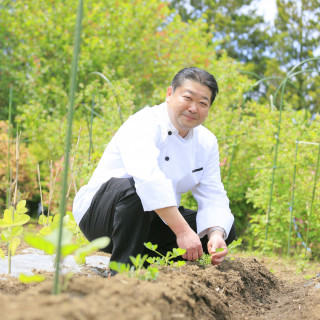 料理長自ら、愛情を込めて育てた食材を生かし、婚礼料理を完成させる。
