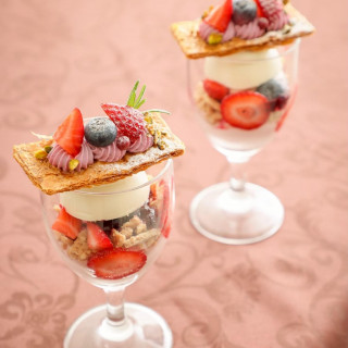 1月限定【来館特典】ベリーとチーズムースに、カシスが香る贅沢パフェ付