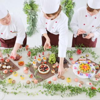 チームワーク抜群の、天才パティシエ。彼女たちが作り上げるのは、見た目も味も最上級のスイーツ