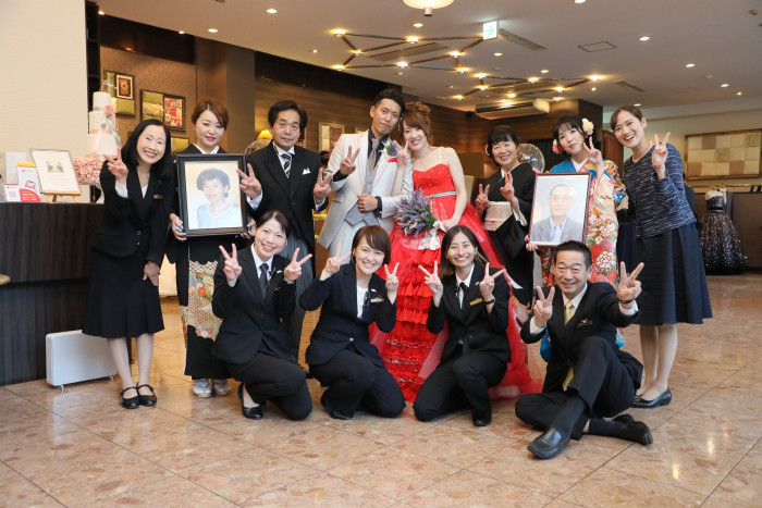 絶対にいい結婚式にする！そんな強い想いのスタッフばかりです。結婚式直後のこの笑顔！