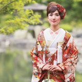 緑の背景には真っ赤な色打掛がより一層お写真映え致します。
