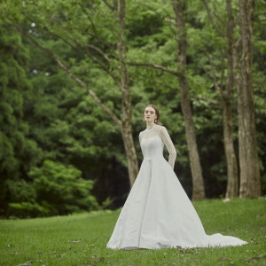 純白のドレスを身に纏い、緑溢れるロケーションで最高の1枚を|THE SEASON'S（ザ・シーズンズ）の写真(20891201)