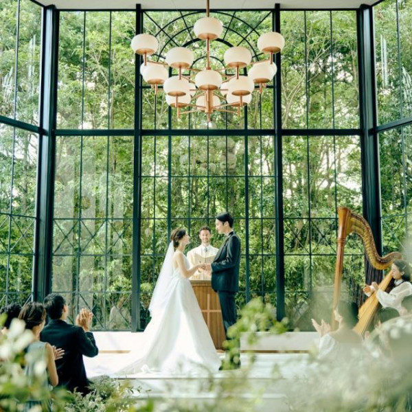 緑溢れる森のチャペル