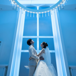 【まるで映画のワンシーン】白と青、2つの幻想的な光がふたりの誓いを感動的に演出する|アールベルアンジェ富山の写真(21784612)