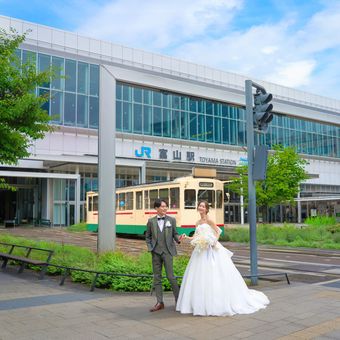 富山駅から徒歩5分以内という好立地。広大な無料駐車場も完備