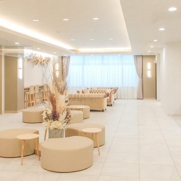 ホワイエ(待合室)はスツール、ソファ、カンターチェアなど色々なグループでお待ち頂けます