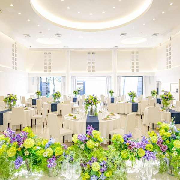 白を基調にしながらもオフホワイトの雰囲気がリラックスできる会場