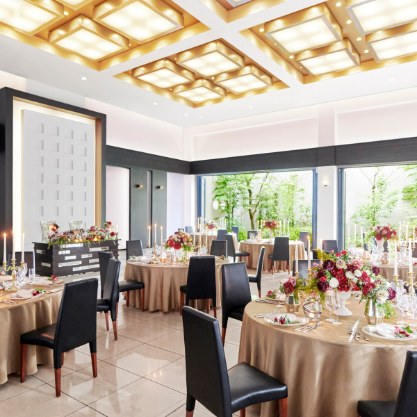 会場は落ち着いた雰囲気の会場でくつろぎながら披露宴を行って！