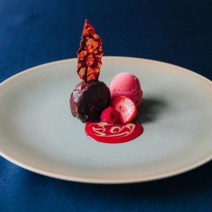 ミルクチョコレートムース
チョコレートとナッツのグラサージュ
ココアのチュイル 苺のソルベ|ガーデンテラス 東山の写真(38577131)