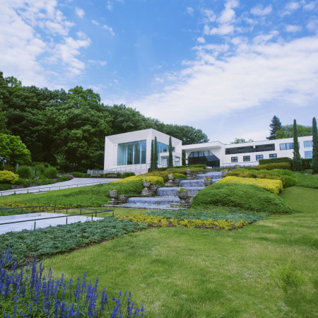 ガーデンテラス東山の前には美しい洋風庭園が