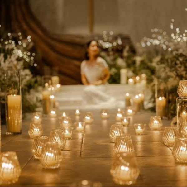 真っ白なチャペルでの明るいお写真を