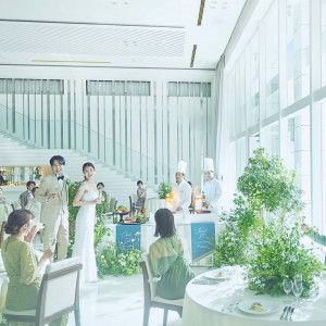 ご披露宴会場ではゲストが驚くお料理演出も可能♪|ザ・リーヴス プレミアムテラスの写真(55285980)