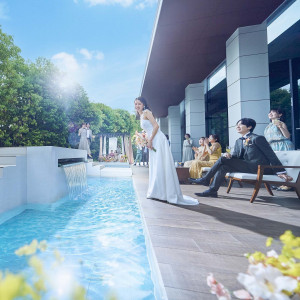 ガラス窓の向こうに広がるのは、プールを備えた開放的なガーデン|ザ・リーヴス プレミアムテラスの写真(55285981)