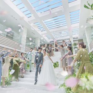 チャペルの外には、広々とした吹き抜けと大階段があり、屋内とは思えない光あふれる空間の中で、天候や気温を気にせずにアフターセレモニーをお愉しみいただけます|ザ・リーヴス プレミアムテラスの写真(54916941)