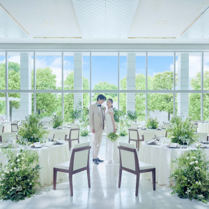 純白のバンケットは、まるでキャンバスに絵を描くように、おふたりのテーマに合わせ思いのままにアレンジできるのが魅力です|ザ・リーヴス プレミアムテラスの写真(55285991)