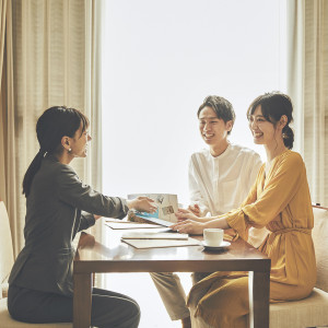 ブライダルサロンでは、専任のウエディングプロデューサーとのお打合せをお楽しみください|ザ・リーヴス プレミアムテラスの写真(55286151)