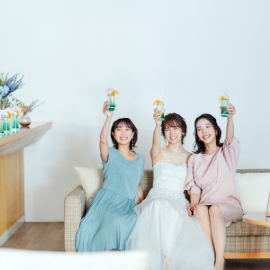 お待ち合いのロビーでは、ウエルカムドリンクでゲストをおもてなし|ザ・リーヴス プレミアムテラスの写真(55286343)