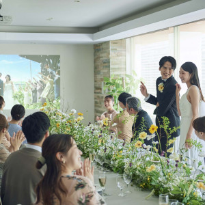 スクリーン付きのラウンジでは、家族だけのアットホームなウエディングも承っております◎|ザ・リーヴス プレミアムテラスの写真(55286376)