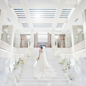 花嫁様の美しさを引き出す大階段ショット|ザ・リーヴス プレミアムテラスの写真(28250447)