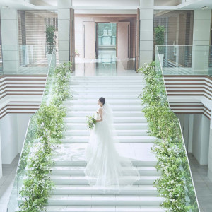 ゲストをお招きするエントランスは、2階まで吹き抜けになった大空間。|ザ・リーヴス プレミアムテラスの写真(55286102)