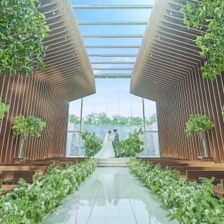 自然光が降り注ぐ空のチャペルで誓う永遠の愛