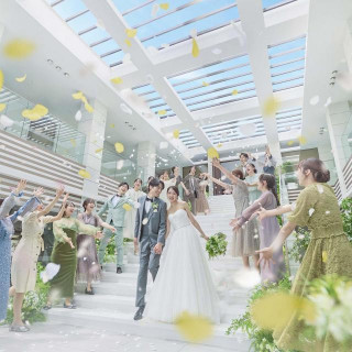 挙式後は大階段で祝福のフラワーシャワー！全天候型だから憧れのセレモニーが叶う♡