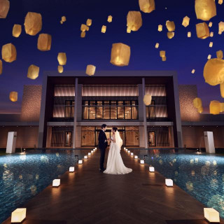 挙式後は大階段で祝福のフラワーシャワー！全天候型だから憧れのセレモニーが叶う♡