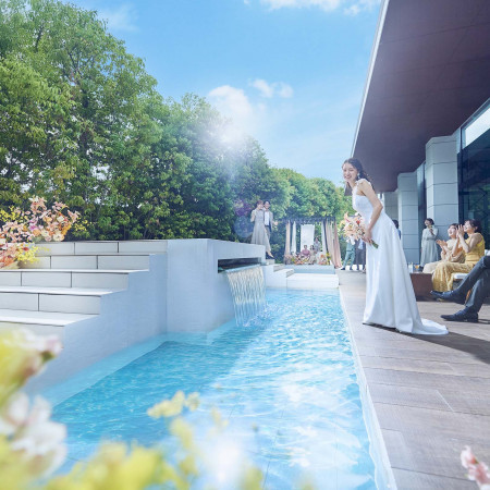 プールを備えた開放的なプライベートガーデンでは、リゾート雰囲気でパーティーが楽しめる♪