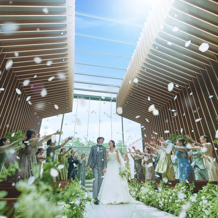 天窓からは木漏れ日のような自然光が降り注ぎ、幸せなおふたりを更に輝かせます