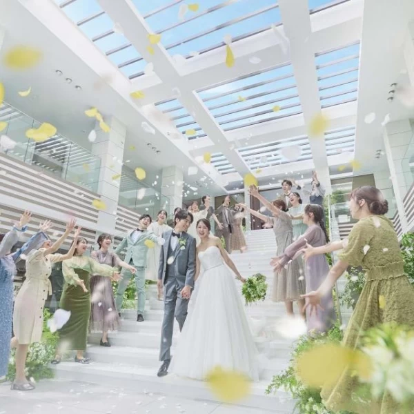 挙式後は大階段で祝福のフラワーシャワー！全天候型だから憧れのセレモニーが叶う♡