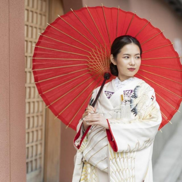 専属の衣装サロンでは白無垢から色打掛まで多数ご用意◆