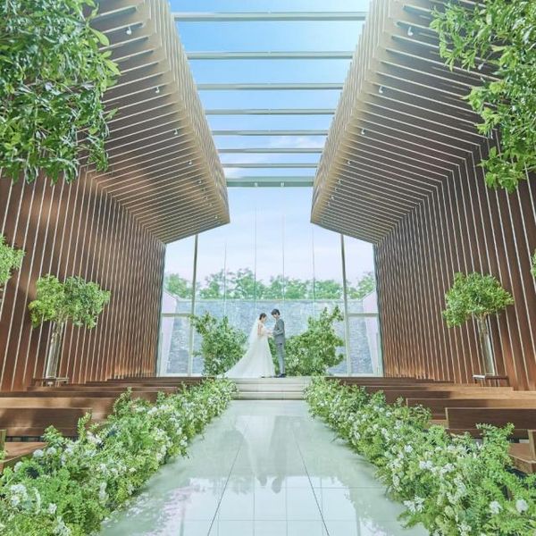 自然光が溢れるチャペル。木の温もりを感じながら、おふたりの愛を空に誓っていただきます。