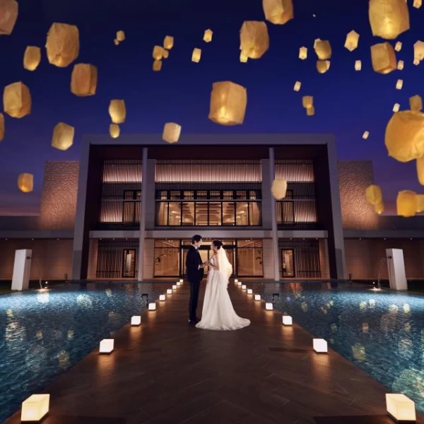 挙式後は大階段で祝福のフラワーシャワー！全天候型だから憧れのセレモニーが叶う♡
