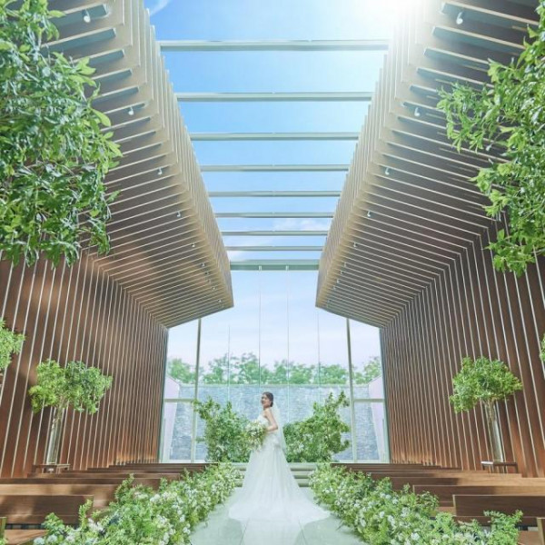 自然光が溢れるチャペル。木の温もりを感じながら、おふたりの愛を空に誓っていただきます。
