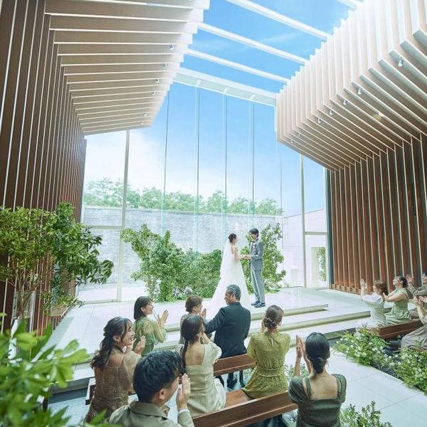 光と木の温もりが優しくおふたりを包み込む「空」のチャペルで特別な時間を…