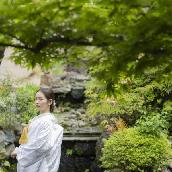 専属の衣装サロンでは白無垢から色打掛まで多数ご用意◆