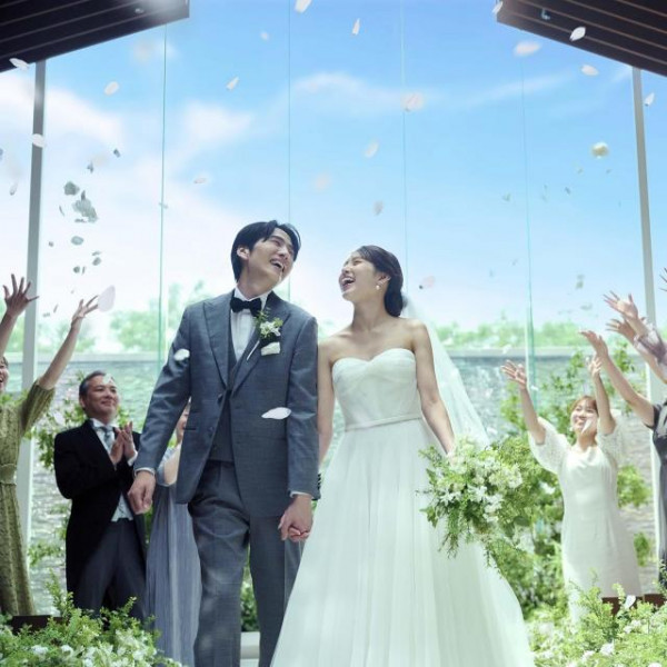 自然光溢れる教会で永遠の誓いを…