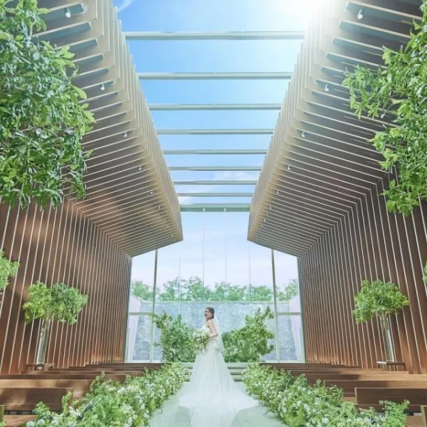 自然光と空に包まれた温かな空間で愛の誓いを