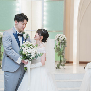 白い大理石で作られたバージンロードの独立型チャペル