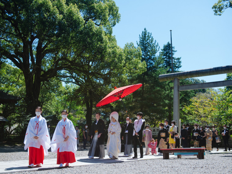 日本では伝統な和の挙式神前式で