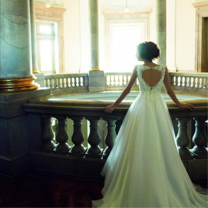 オフホワイトのシンプルなドレスは花嫁を清楚に映します|東京マリオットホテルの写真(1664113)